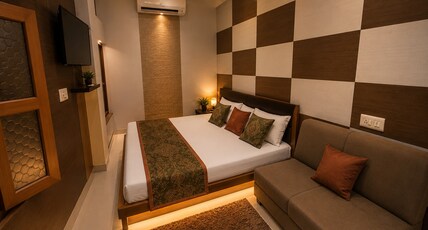 The Krishna guest house / Walking Distance To Ram Mandir Room Type - Deluxe Room AC