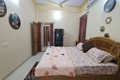 Tayal's: Mountain View 2BHK Premium Apartment near Ganga & AIIMS