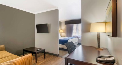 Best Western Plus Olathe Hotel Room Type - 1 King Bed, Non-Smoking, 2 Flat Screen Tvs, Living Room, Work Desk, Microwave And Refrigerator, Wi-F