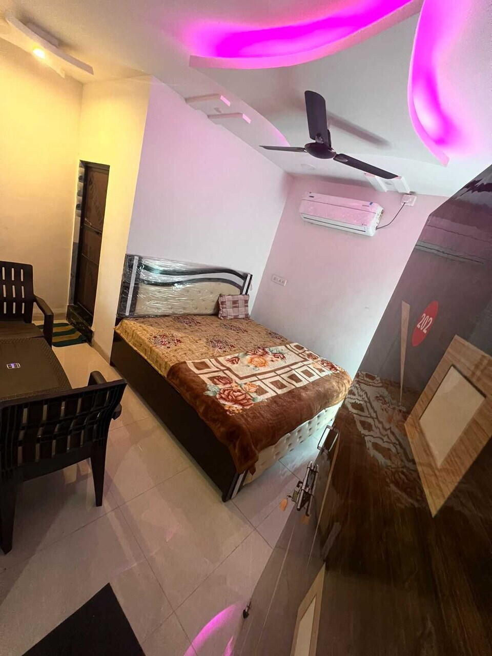 SPOT ON Hotel Galaxy In - Tap to explore photos