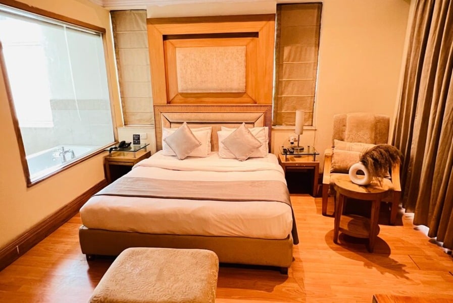 Luxotic Stays Gurgaon - Bathtub Rooms - Tap to explore photos
