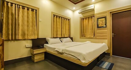 Hotel Shivalaya Near Sec-V Metro Room Type - Luxury Room With King Bed