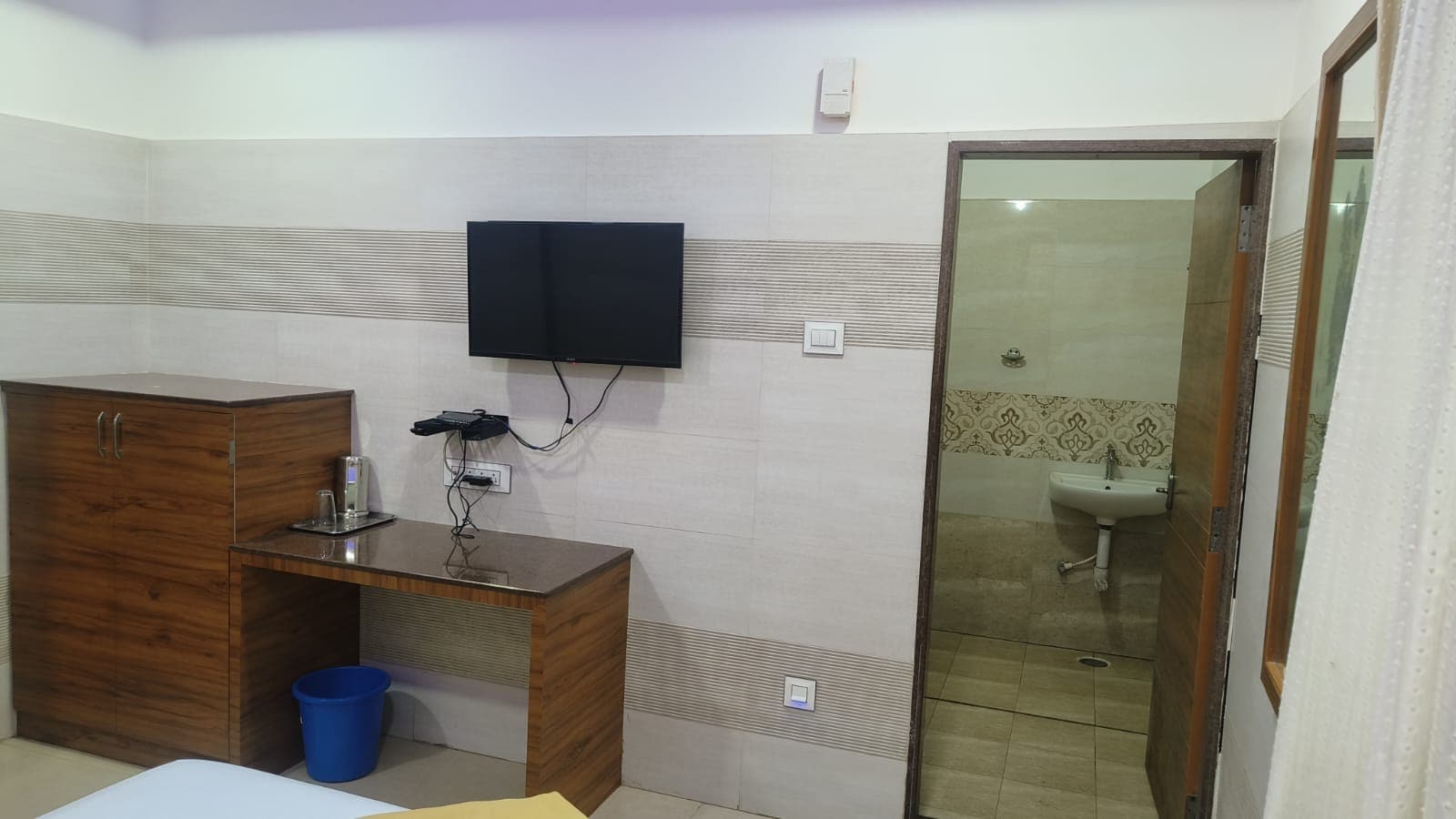 Hotel Guru Lodge - Tap to explore photos