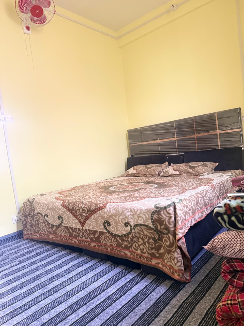 The Kashmiri Paying Guest House - Tap to explore photos