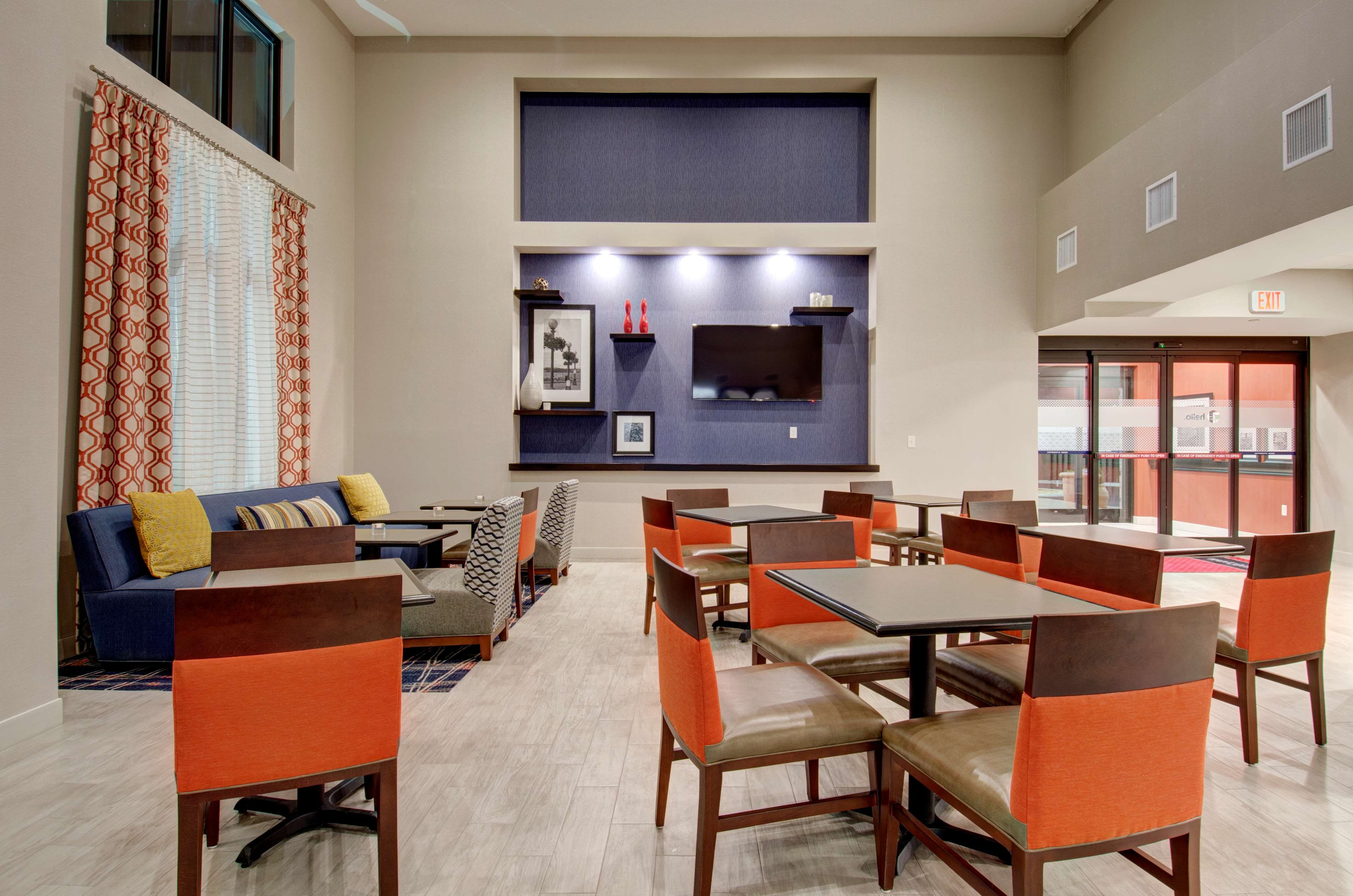 Hampton Inn & Suites Springfield / Downtown - Tap to explore photos