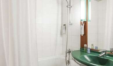 ibis Douala Room Type - Room with double bed featuring the new bedding