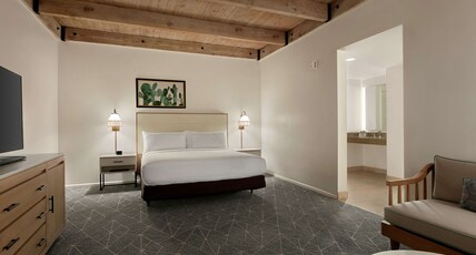 DoubleTree by Hilton Paradise Valley Resort Scottsdale Room Type - 1KG CAMELBACK MTN POOL VW