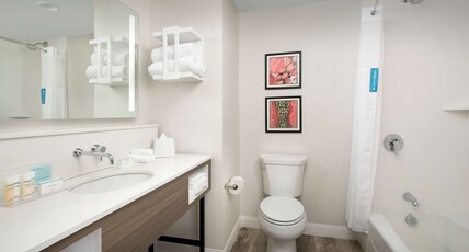 Hampton Inn Boston Logan Airport Chelsea Room Type - 2 QUEEN BEDS - HEARING ACC