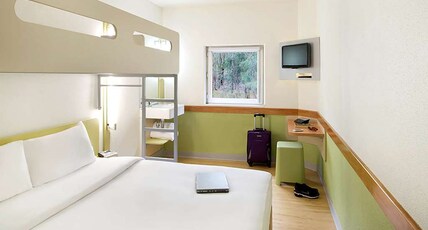 ibis Budget Dandenong Room Type - Standard Room 1 Queen and 1 Single Bunk Bed ibis Budget Dandenong Room Type - Standard Room 1 Queen and 1 Single Bunk Bed