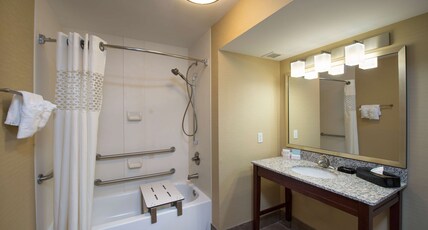 Hampton Inn by Hilton Cornelia Room Type - 1KNG MOB HEAR ACC W TUB NS