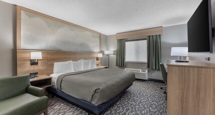 Best Western Plus Executive Inn Room Type - Accessible - 1 King, Mobility Accessible, Roll In Shower, Microwave And Refrigerator, Wi-Fi, Non-Smo Best Western Plus Executive Inn Room Type - Accessible - 1 King, Mobility Accessible, Roll In Shower, Microwave And Refrigerator, Wi-Fi, Non-Smo