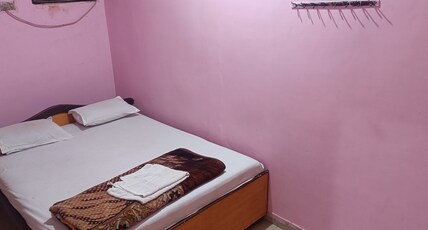 TAIBA GUEST HOUSE Room Type - LARGE DOUBLE BED AC ROOM TB03