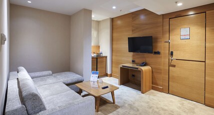 DoubleTree by Hilton Hotel Istanbul - Tuzla Room Type - KING ONE BEDROOM SUITE DoubleTree by Hilton Hotel Istanbul - Tuzla Room Type - KING ONE BEDROOM SUITE