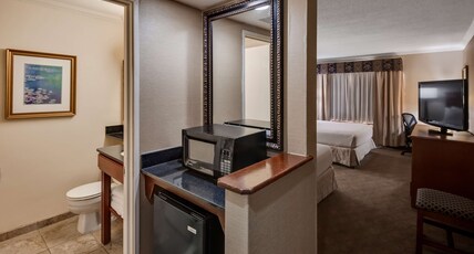 Best Western Lapeer Inn Room Type - Accessible - 2 Queen, Mobility Accessible, Bathtub, Non-Smoking, Full Breakfast Best Western Lapeer Inn Room Type - Accessible - 2 Queen, Mobility Accessible, Bathtub, Non-Smoking, Full Breakfast