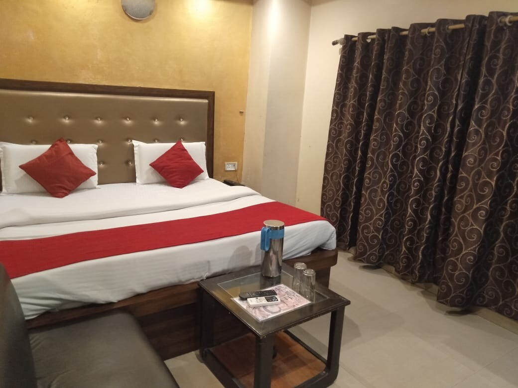 HOTEL YASH 150 Meters from railway station - Tap to explore photos