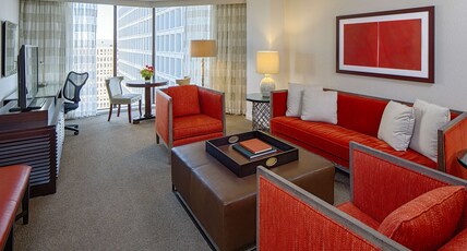 DoubleTree by Hilton Hotel Houston Greenway Plaza Room Type - 1 KING DELUXE SUITE NOSMOK