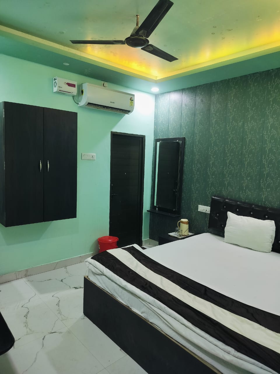Hotel Shiv Manglam - Tap to explore photos