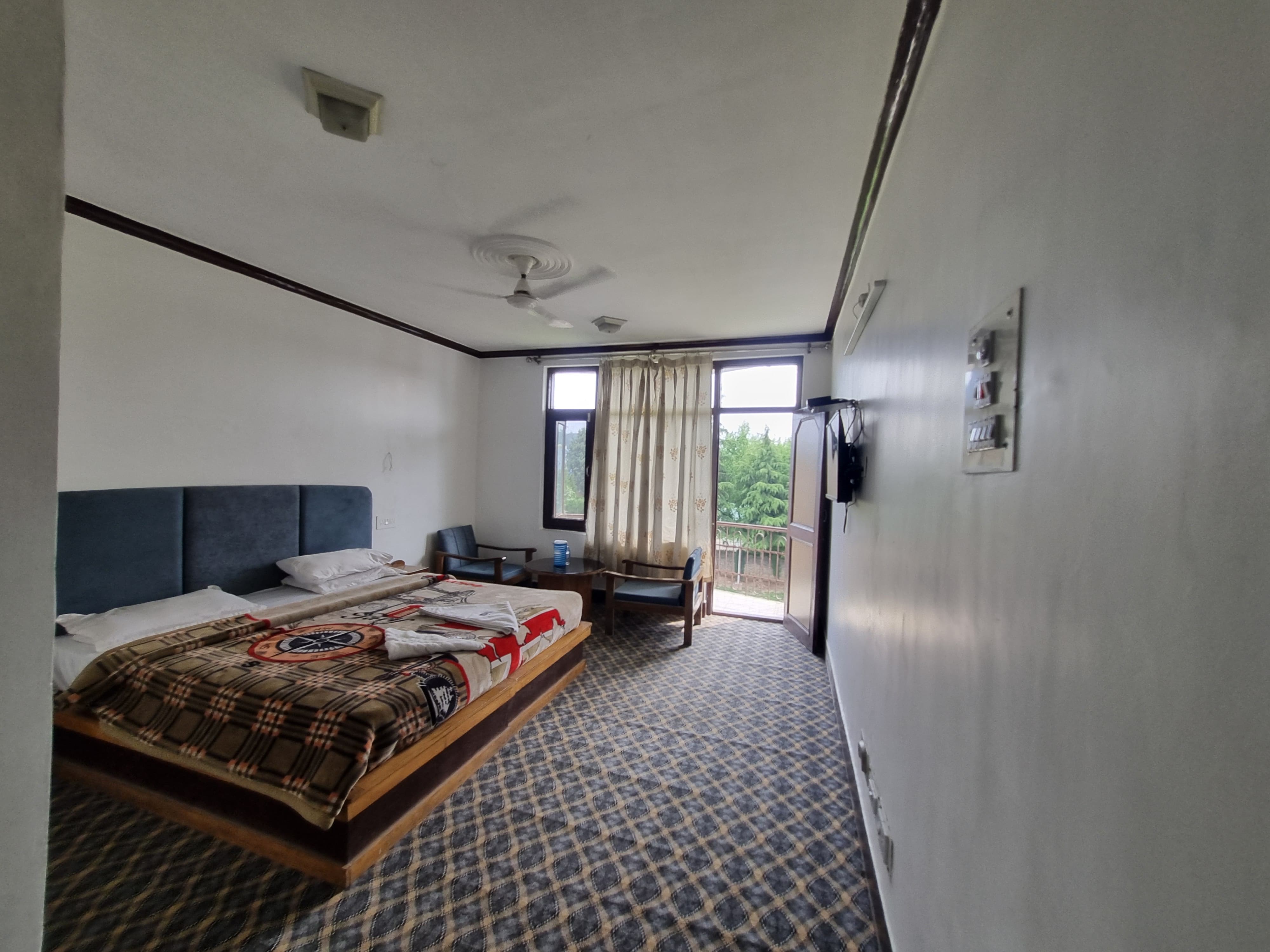 Hotel Salt - Dal Lake - Tap to explore photos
