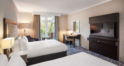 Hilton St Anne's Manor, Bracknell Room Type - TWO QUEEN BEDS DLX FAM RM