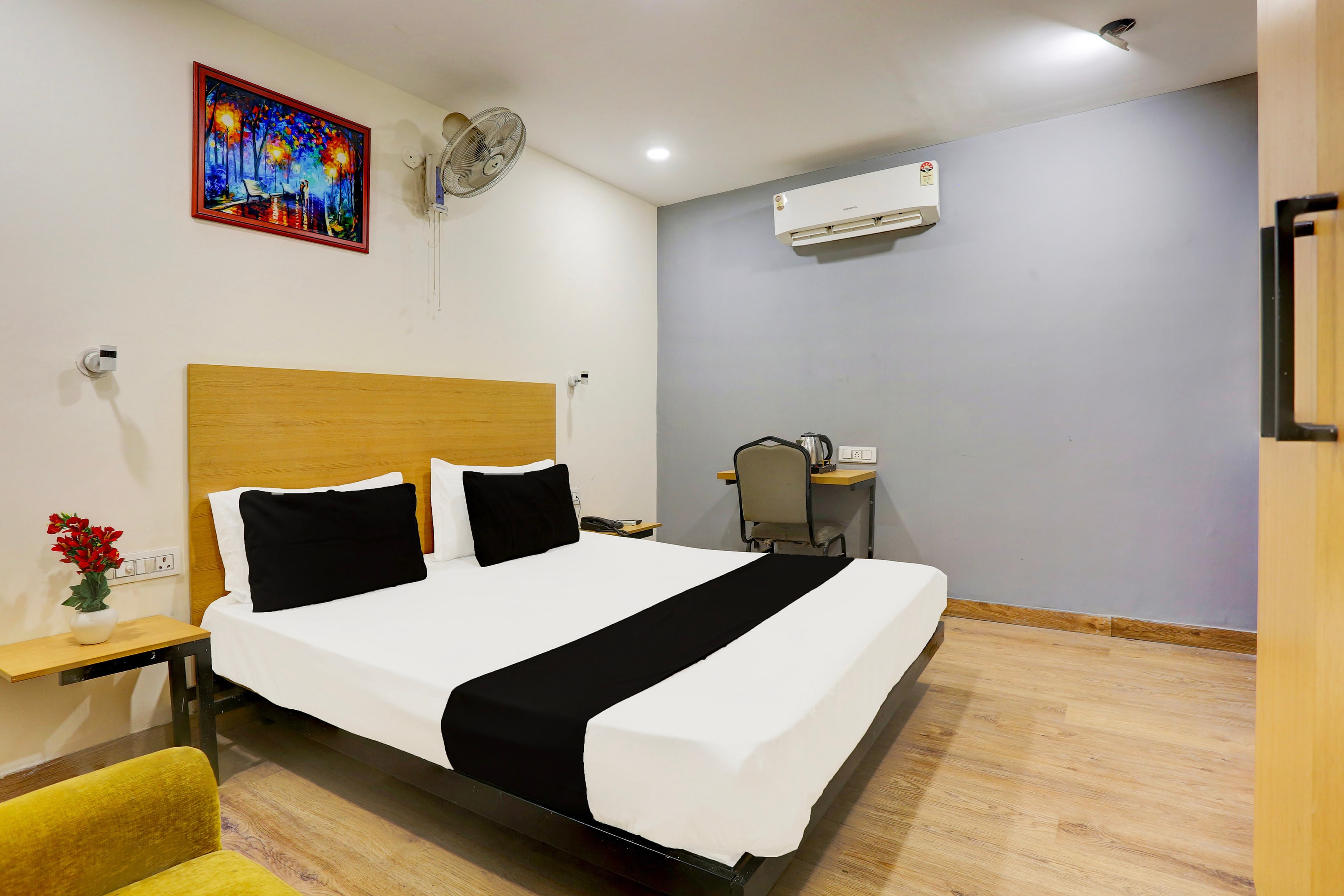 Hotel O Near Anand Vihar Metro Station - Tap to explore photos