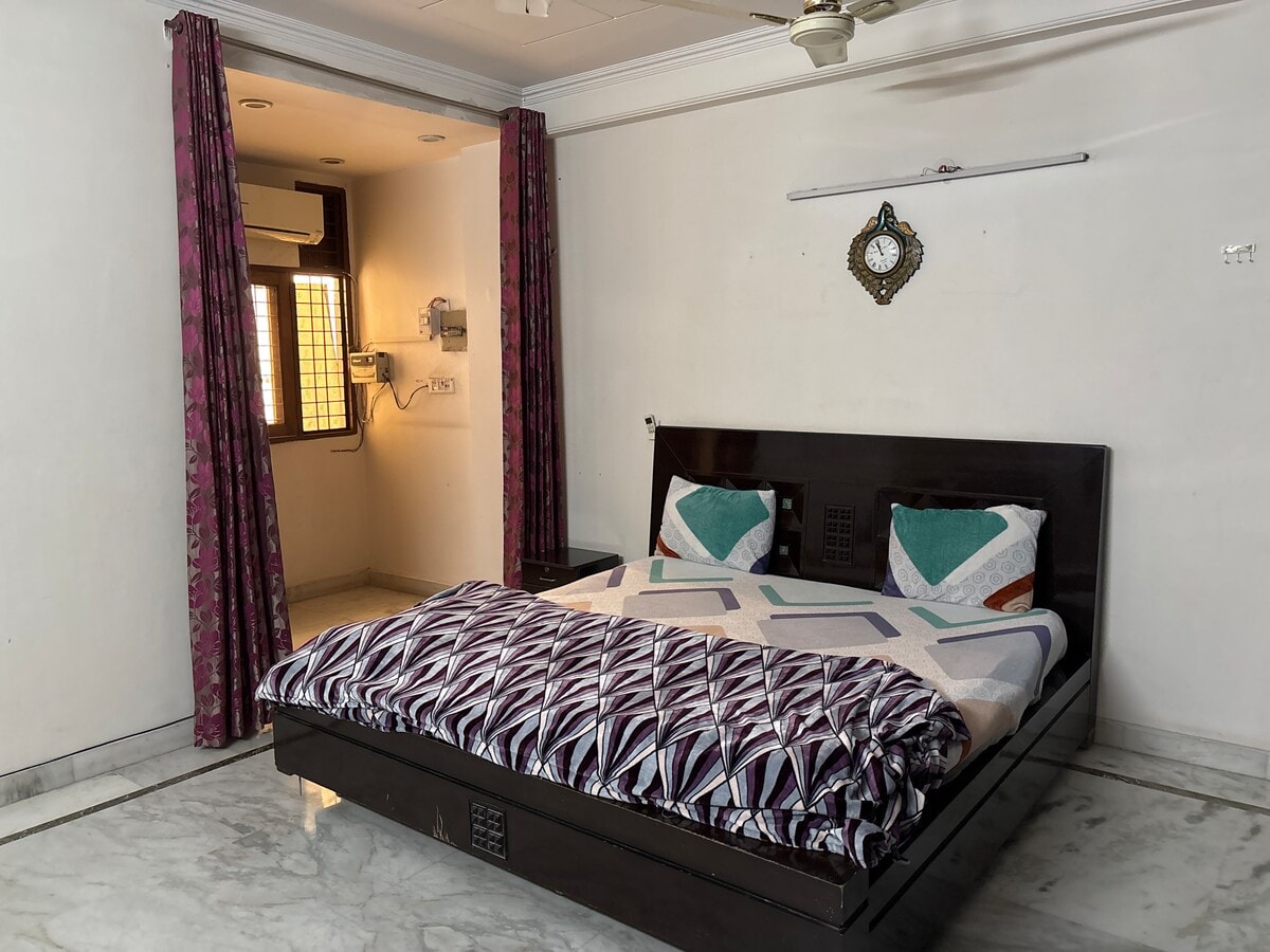 Couple friendly room with limited kitchen - Tap to explore photos