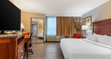 DoubleTree by Hilton Hotel Jefferson City Room Type - 1 KING BED NONSMOKING