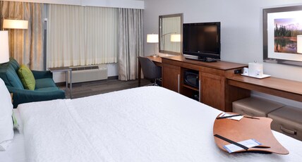 Hampton Inn & Suites by Hilton Calgary University NW Room Type - KING STUDY-NON SMOKING