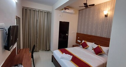Hotel D3 Inns Room Type - Deluxe double bedroom with balcony