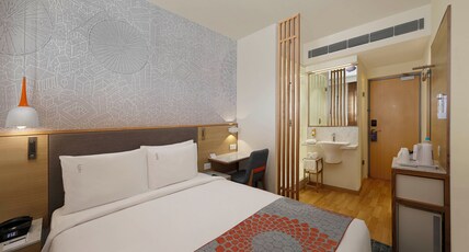 Holiday Inn Express Bengaluru Whitefield ITPL Room Type - 1 Queen Bed Superior Non-Smoking Room