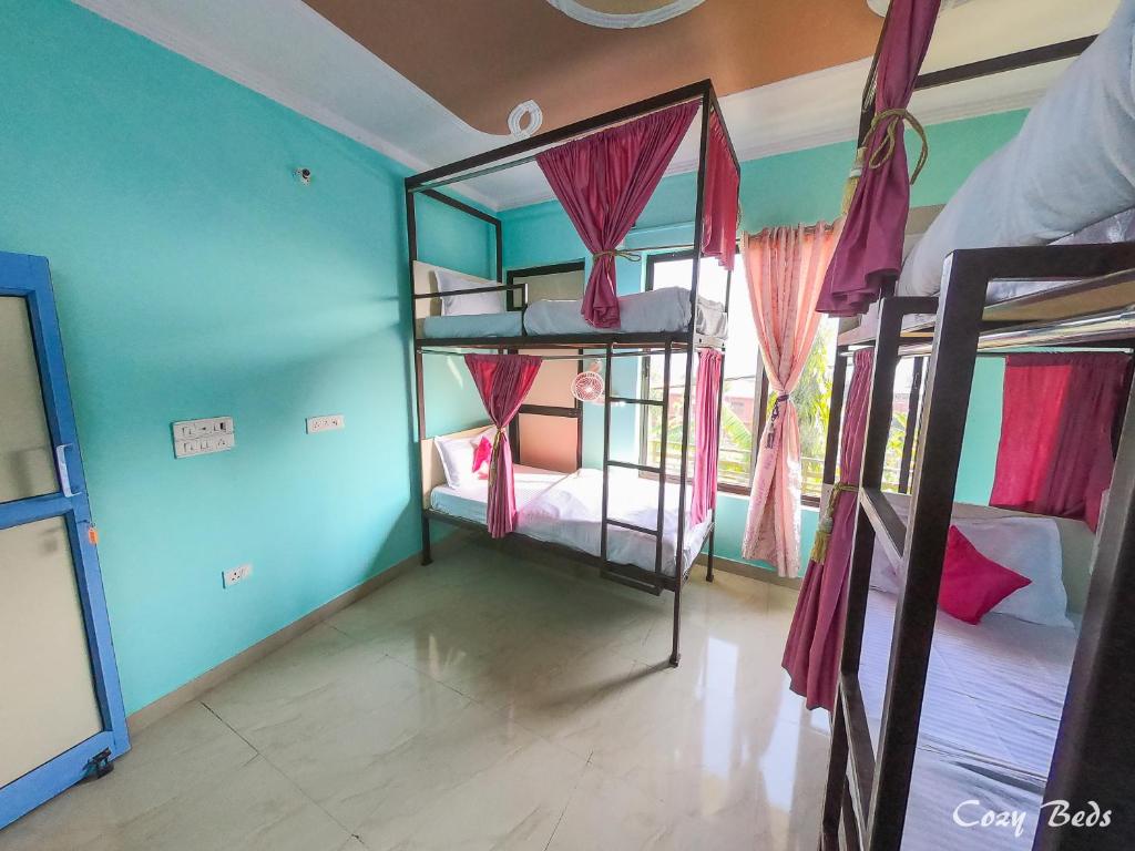 Hostel Cozy Beds Rishikesh | Rooms & Dorms - Tap to explore photos