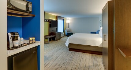 Holiday Inn Express & Suites CORBIN Room Type - 1 King Bed Suite Comm Access Tub