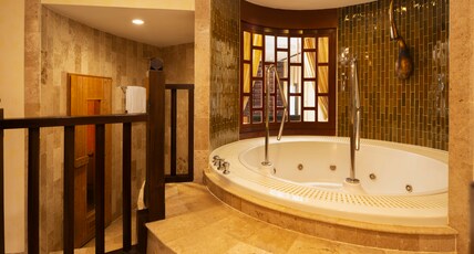 The Davis Bangkok Room Type - Ambassador Two-Bedroom Suite Corner Wing with Separated Shower and Bathtub