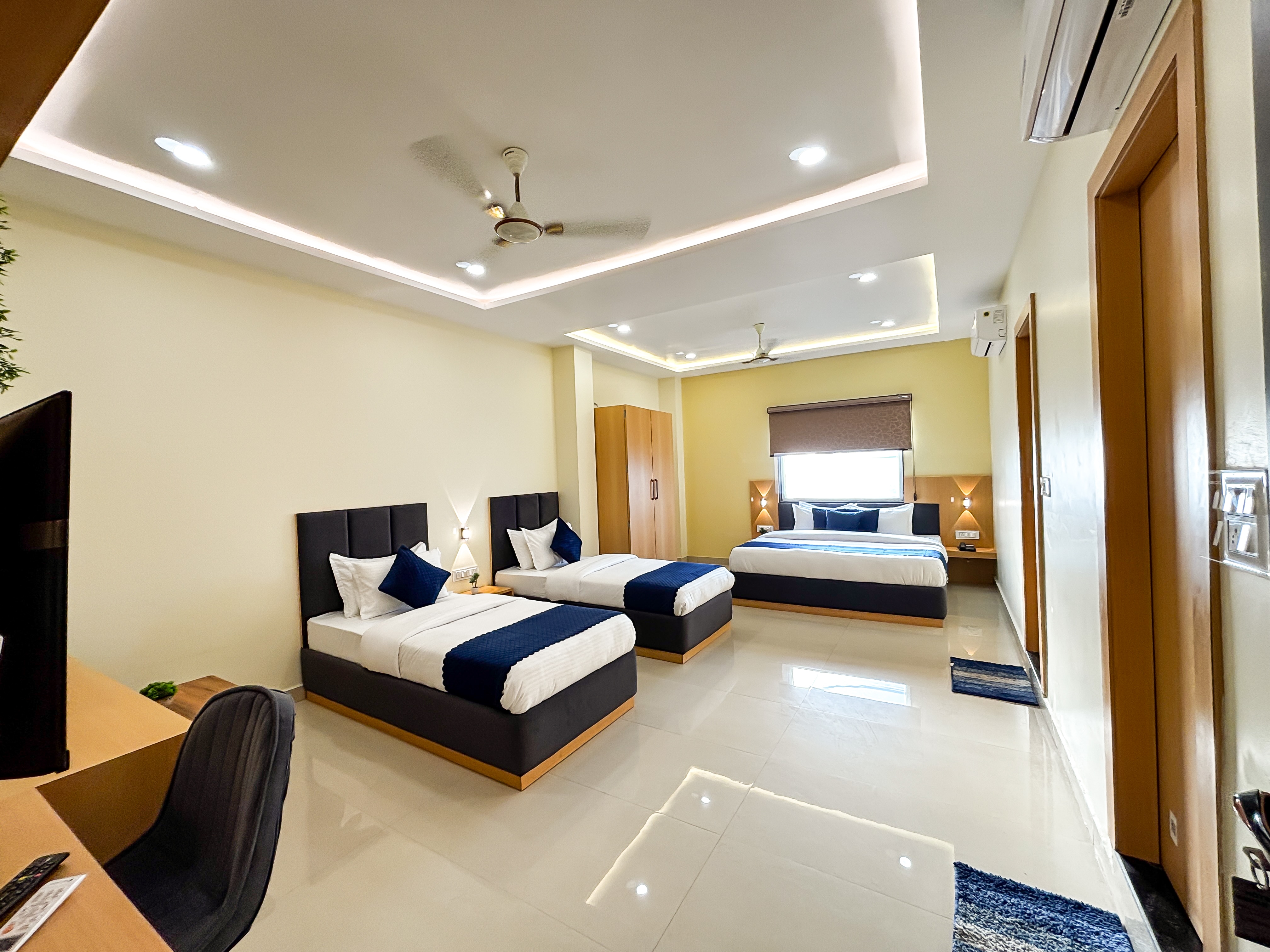 Hotel Manas Inn - Tap to explore photos