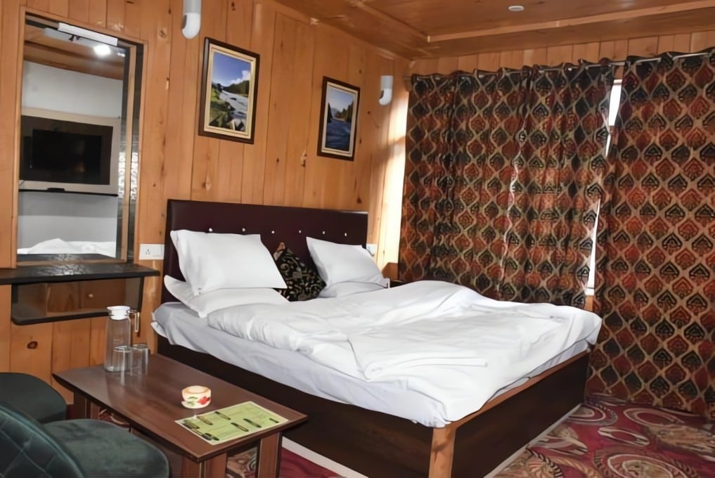 Central Hotel & Restaurant-Main Market Pahalgam - Tap to explore photos