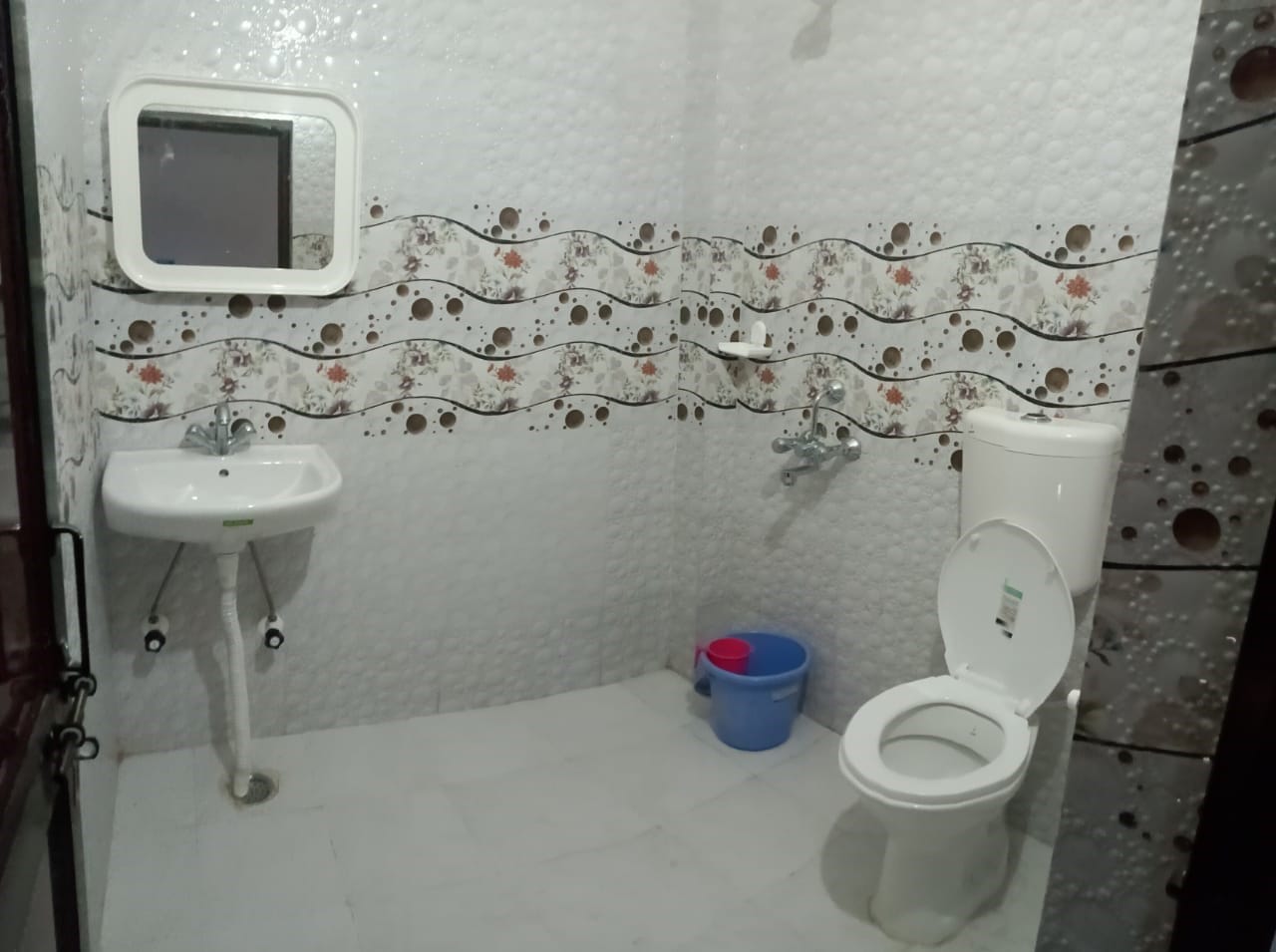 Gaurav Guest House, Bodhgaya - Tap to explore photos