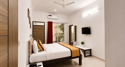 Arul's Guest House Room Type - Super Deluxe Room