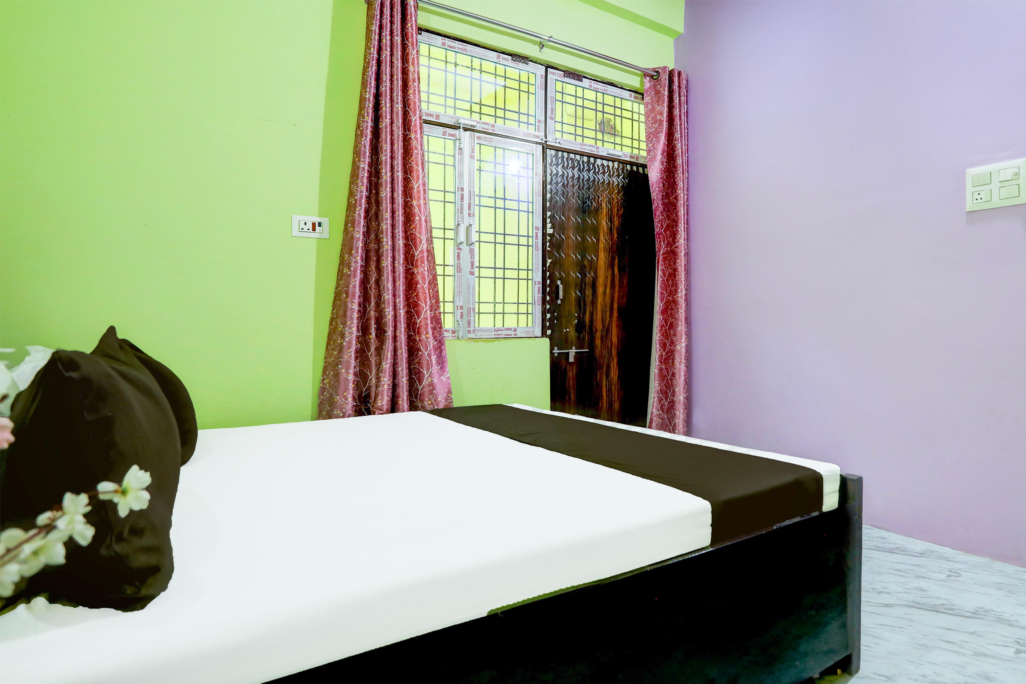 Hotel O PR Hotel - Tap to explore photos