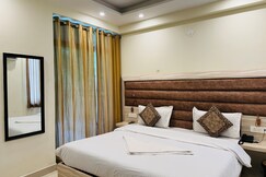 Pacific Inn Homestay - 50 Mtrs From Max Hospital