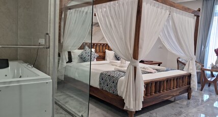 KING'SWAY HOTEL & RESORT Room Type - Pool View Suite