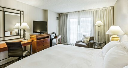 DoubleTree by Hilton Durango Room Type - PURE CITY VW 1 KG BALCONY