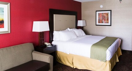Holiday Inn BIG RAPIDS Room Type - 1 King Bed Standard Sofa Bed Holiday Inn BIG RAPIDS Room Type - 1 King Bed Standard Sofa Bed