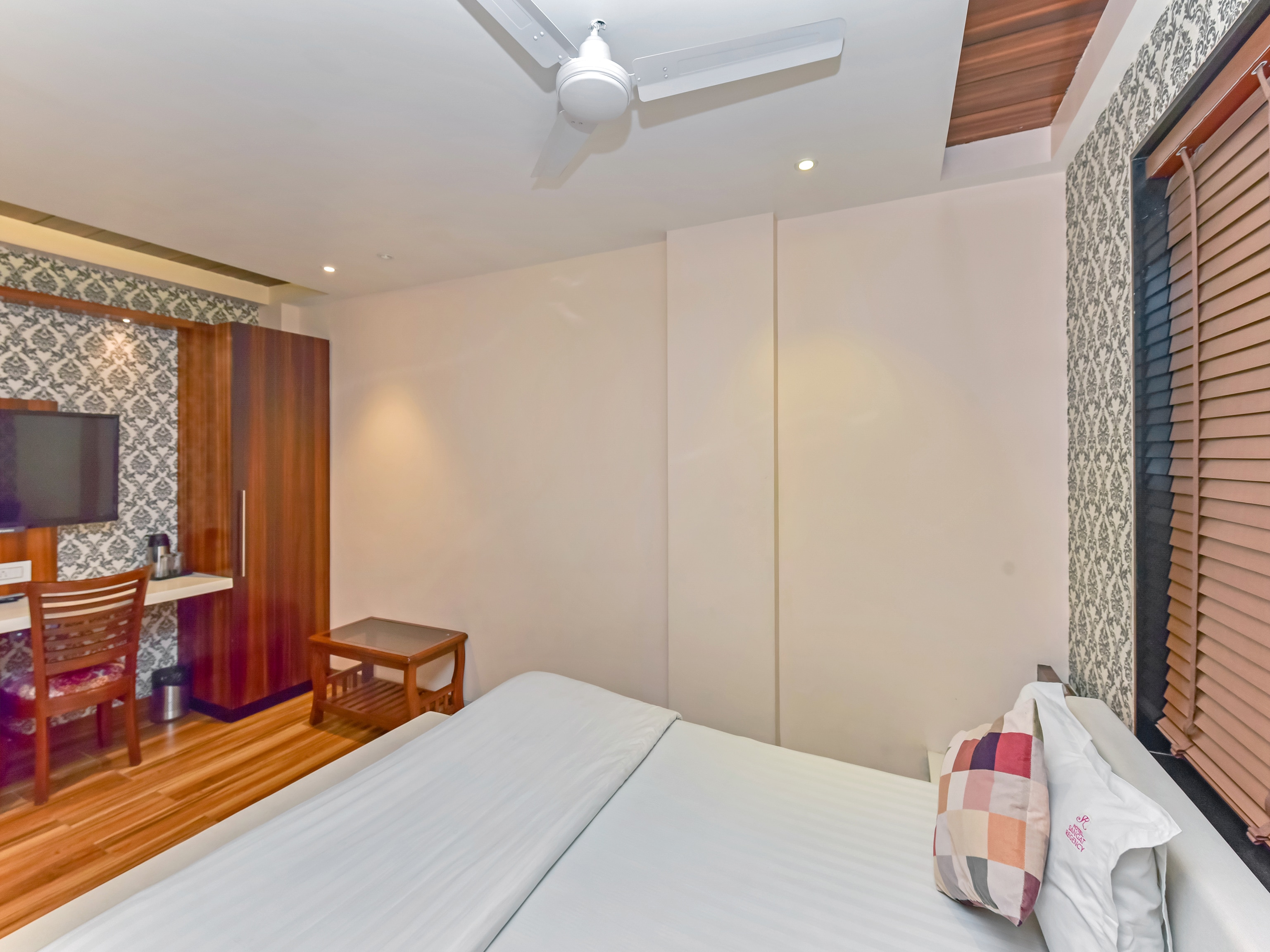 Hotel Sangat Regency - Tap to explore photos