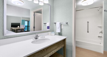 Hampton Inn & Suites by Hilton Carolina Beach Oceanfront Room Type - 2Q STU STE O F W WETBAR BA