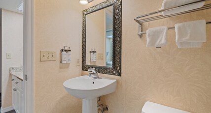 Holiday Inn Hotel & Suites CLEARWATER BEACH S-HARBOURSIDE Room Type - 2 Queen Premium Communications Mobility Accessible Tub Holiday Inn Hotel & Suites CLEARWATER BEACH S-HARBOURSIDE Room Type - 2 Queen Premium Communications Mobility Accessible Tub