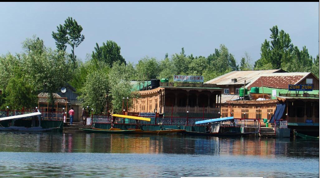 Houseboat Pamela - Tap to explore photos