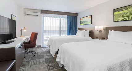 Hilton Garden Inn Davis, CA Room Type - 2 QN LRG BALCONY W SEATING