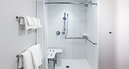 Holiday Inn Express & Suites CHANUTE Room Type - 1 King Standard Mobil Access Roll Shwr