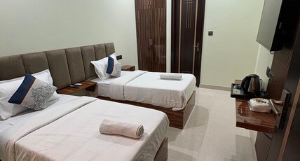 Radiant Blu Hotel - Anthurium & Sector 70 Room Type - Deluxe Twin Bed With Balcony Room