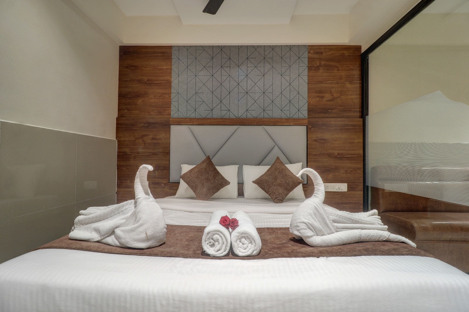 New Parimeet Residency Lodging and Boarding - Tap to explore photos