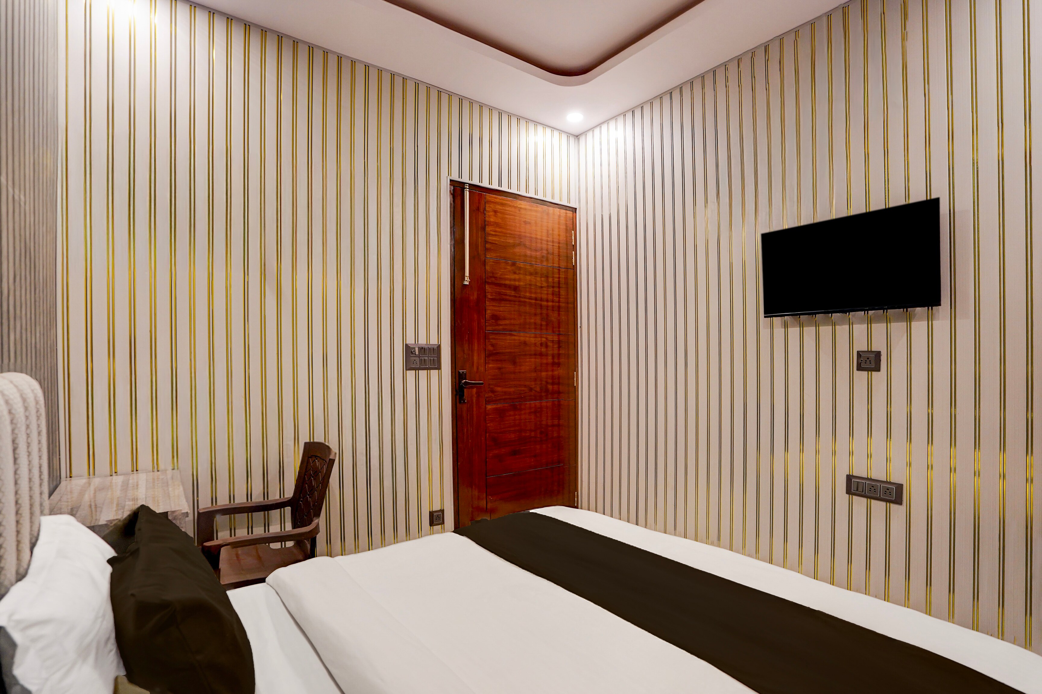 Hotel O Galaxy Rooms - Tap to explore photos